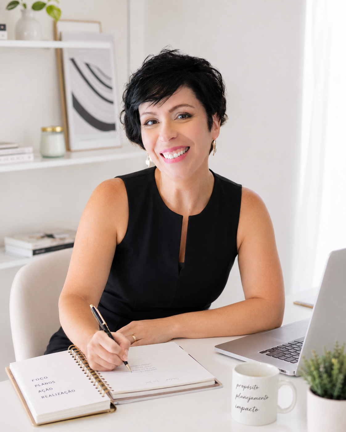 Susana Pinto a trabalhar na sua secretária